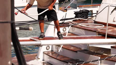 persona limpiando el barco con la manguera en monte carlo