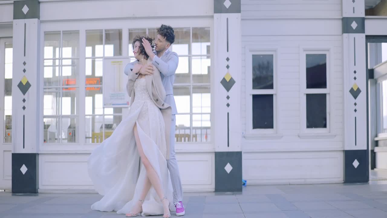 아름다운 건물 앞에서 춤을 추는 부부