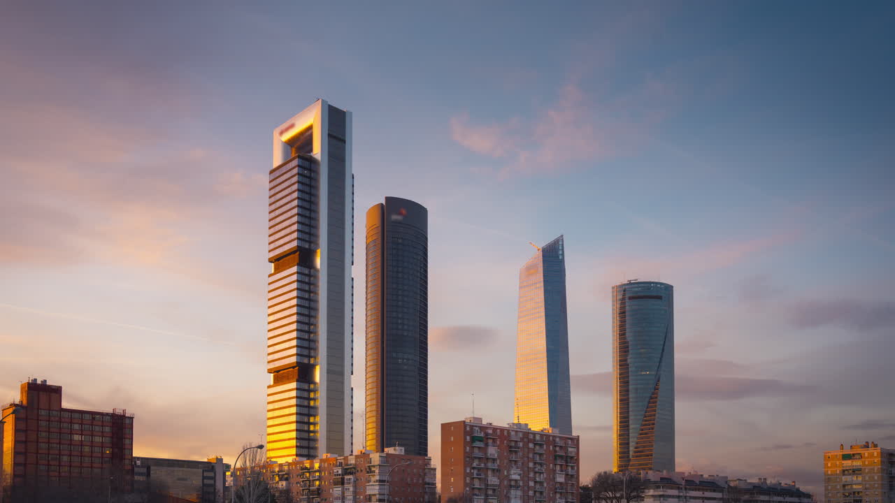 timelapse del área de negocios de cuatro torres al atardecer