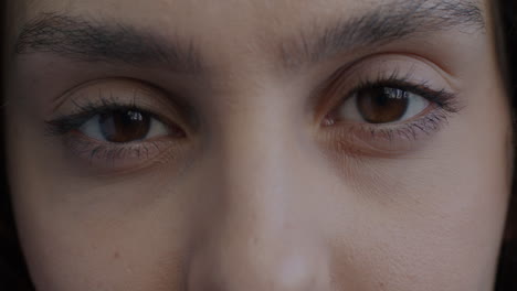 primer plano de los ojos de una mujer.