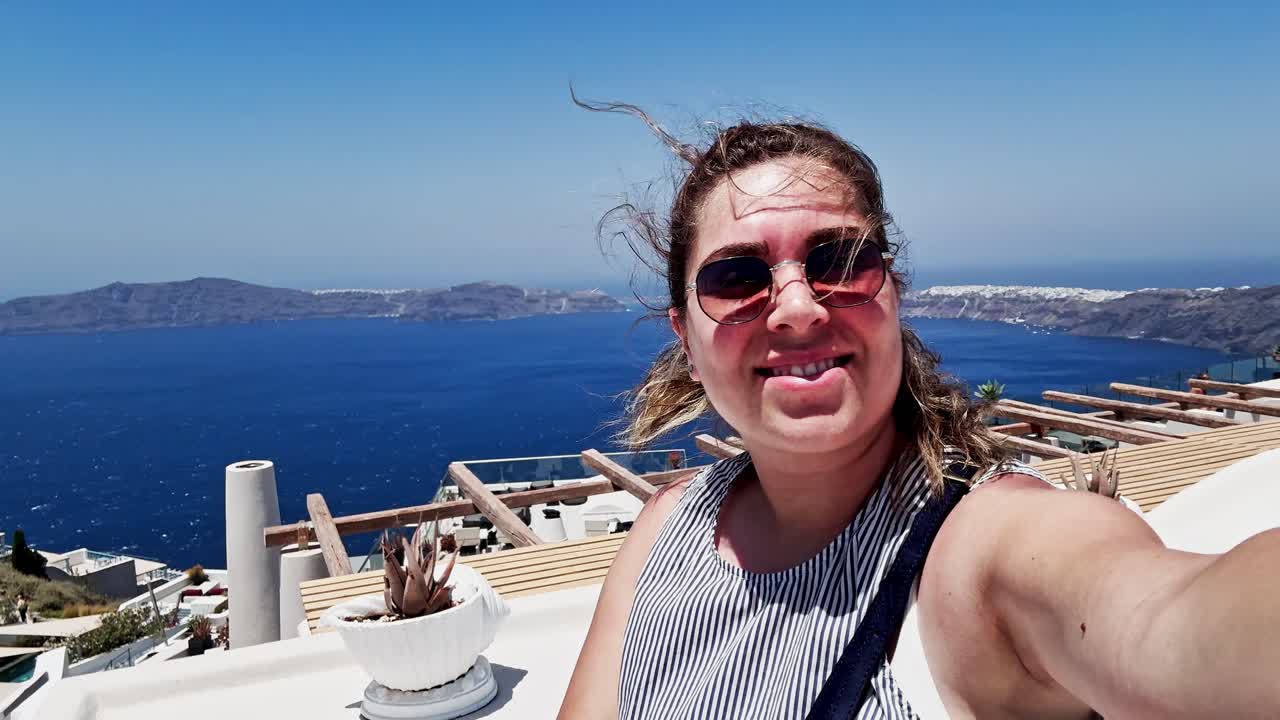 Turista felice che scatta un selfie a Santorini, Grecia