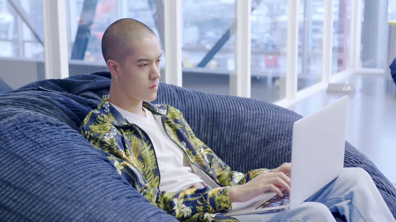 Mandlig kreativ arbejder på et moderne kontor