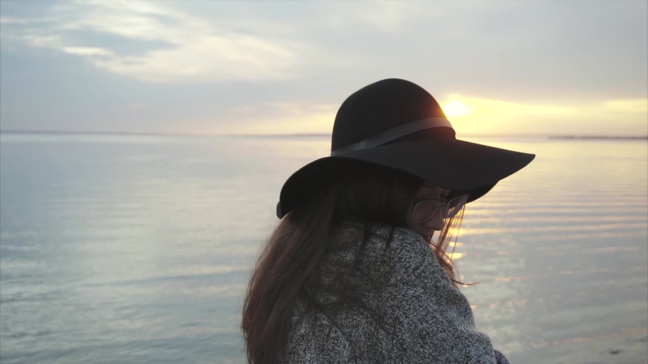 mujer al atardecer en la orilla