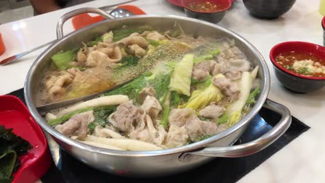 estilo de comida asiática llamado hot pot, la combinación de variedades de verduras y carnes, generalmente se come junto con la familia o amigos