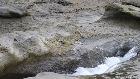 Wasserfall-Mit-Schnellem-Fluss.-Flussseite-Mit-Steinen