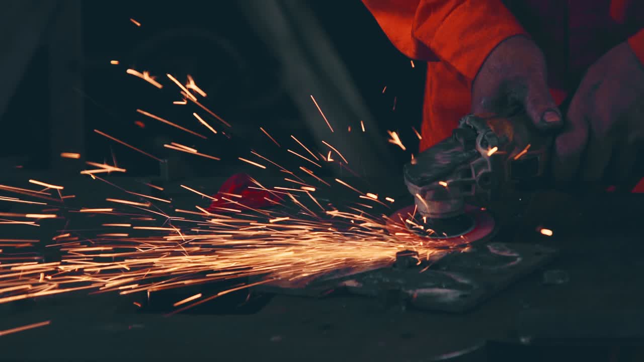 el mecánico profesional está cortando metal de acero.