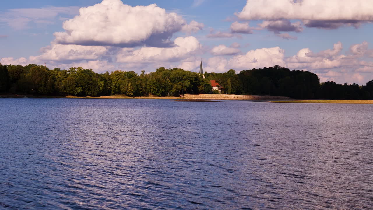 라트비아의 다우가바 해안에 있는 코크네스 성당의 공중 전망.