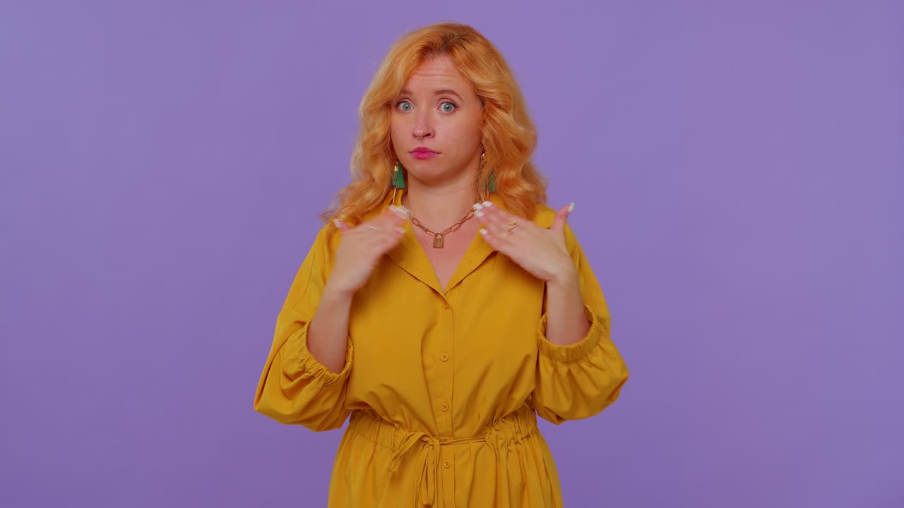 chica en fondo de estudio púrpura señalando dedos a sí mismo preguntar decir quién me no gracias no lo necesito