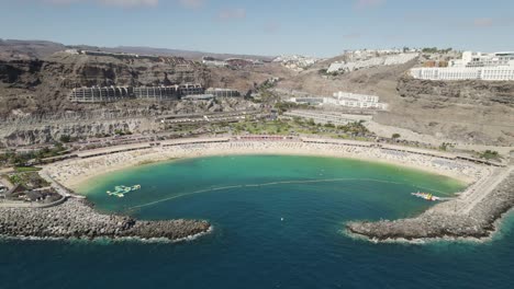 Idyllic-beach-in-dramatic-coastal-setting,-Playa-de-Amadores