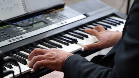 manos masculinas tocando el piano