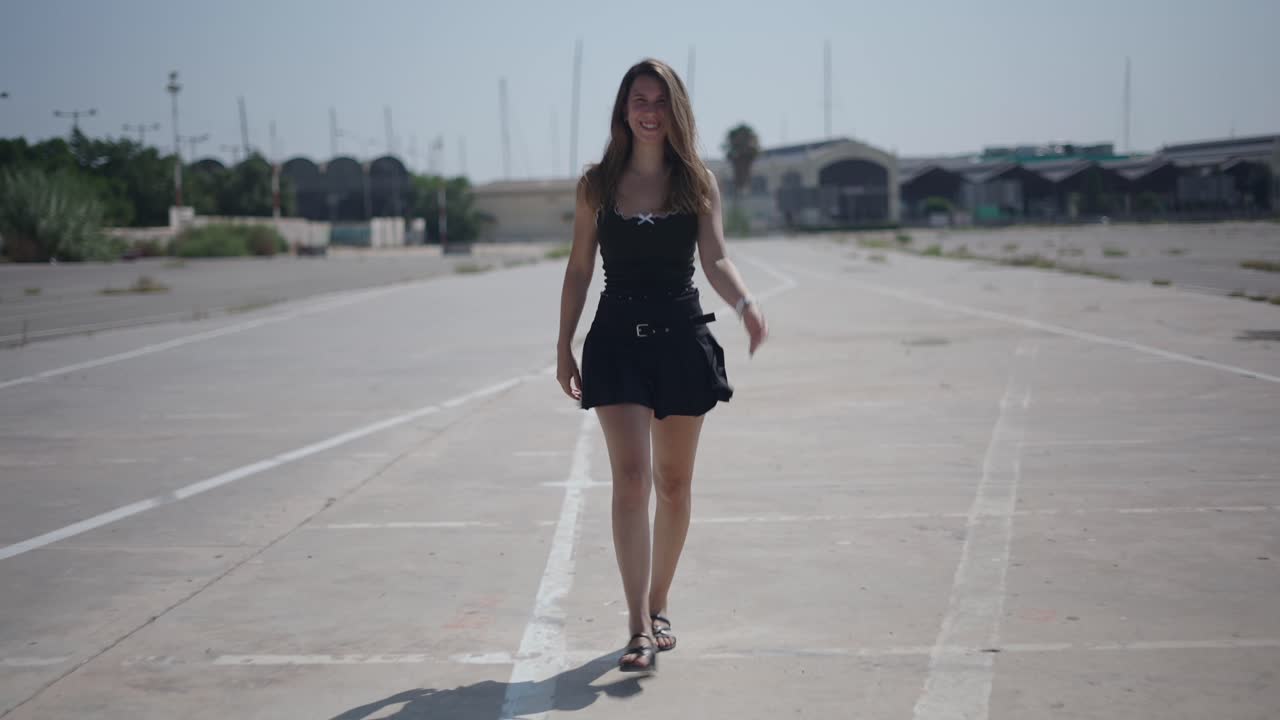 Giovane donna che cammina in un contesto urbano