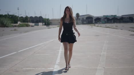 mujer joven caminando en un entorno urbano