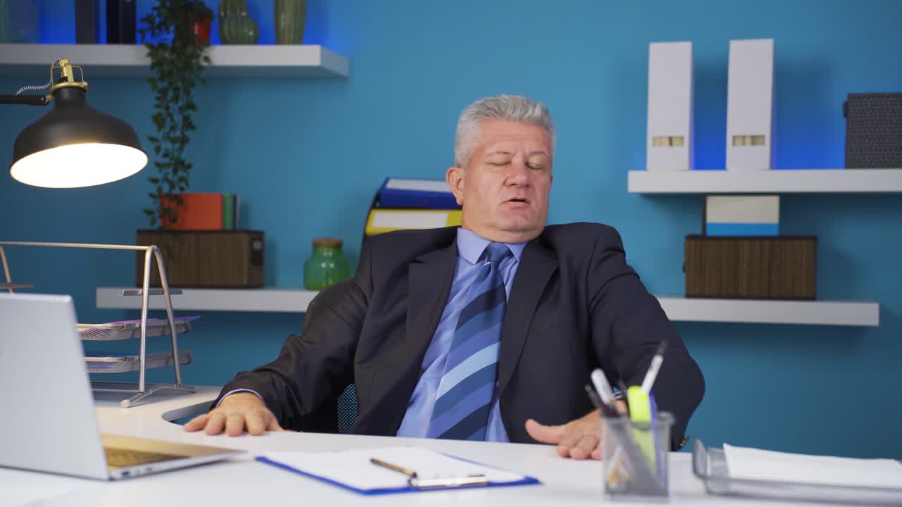 사업가는 지루하고 일에 지루합니다.