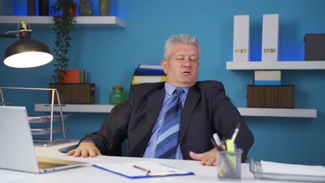 hombre de negocios aburrido y aburrido con el trabajo.