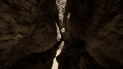 estrecho cañón con la luz del sol fluyendo a través