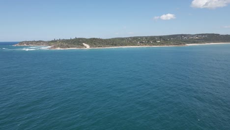 Mar-Azul-En-Calma-Con-Un-Punto-De-Mirador-En-El-Lejano---Reserva-Y-Playa-De-Deadmans-Headland-En-North-Stradbroke-Island,-Qld,-Australia