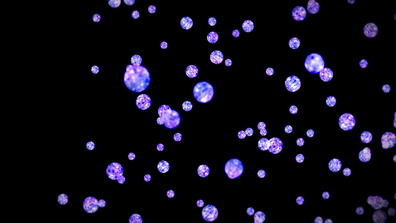 검은 바탕에 많은 은 크리스탈 구를 날아. 투명, 다채로운 유리 빛. 반이는 공 회전의 3d 애니메이션. 루프 애니메이션.