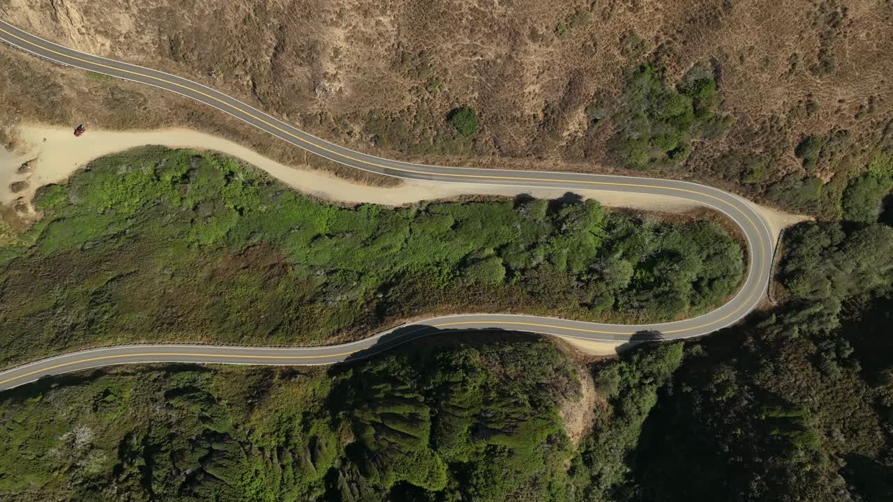 disparo de drones de arriba hacia abajo de una parte sinuosa de la autopista de la costa del pacífico en california