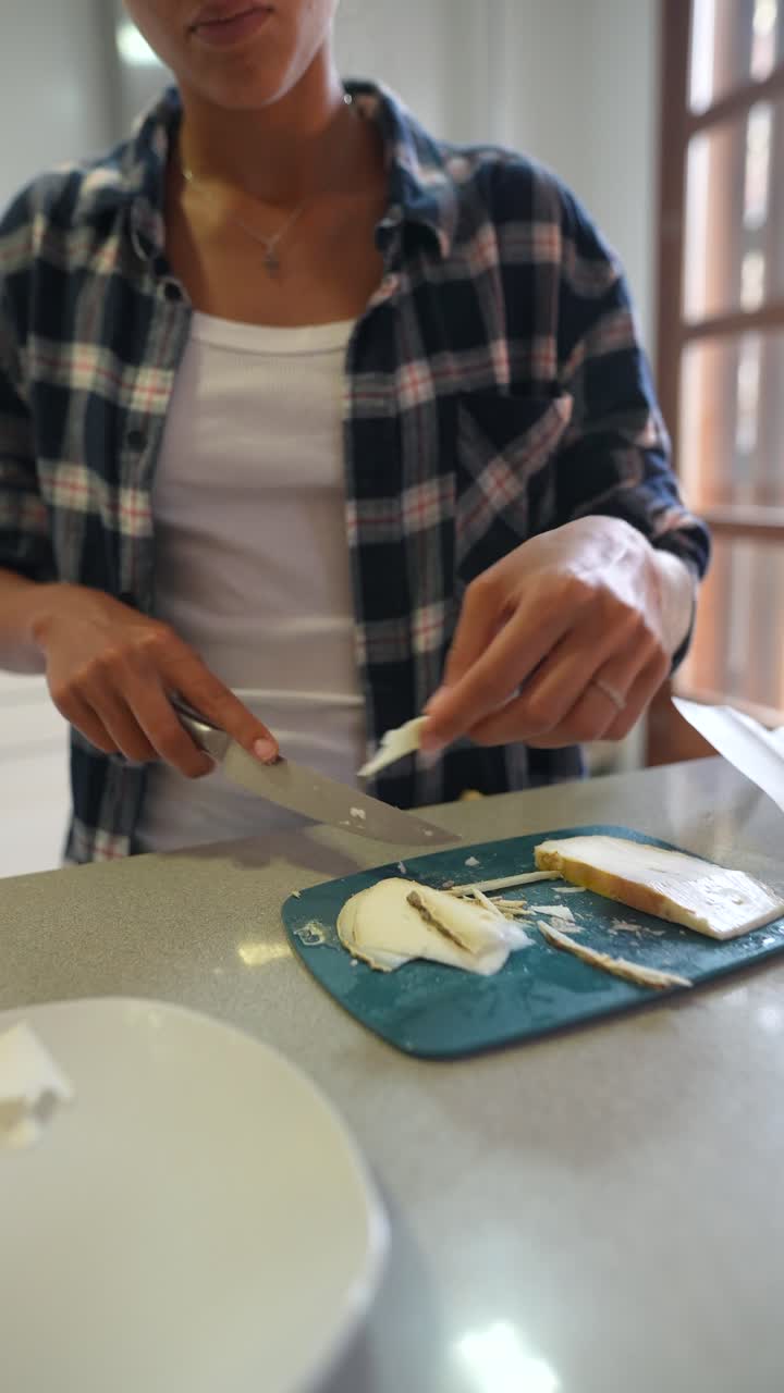 mujer preparando una ensalada en una cocina