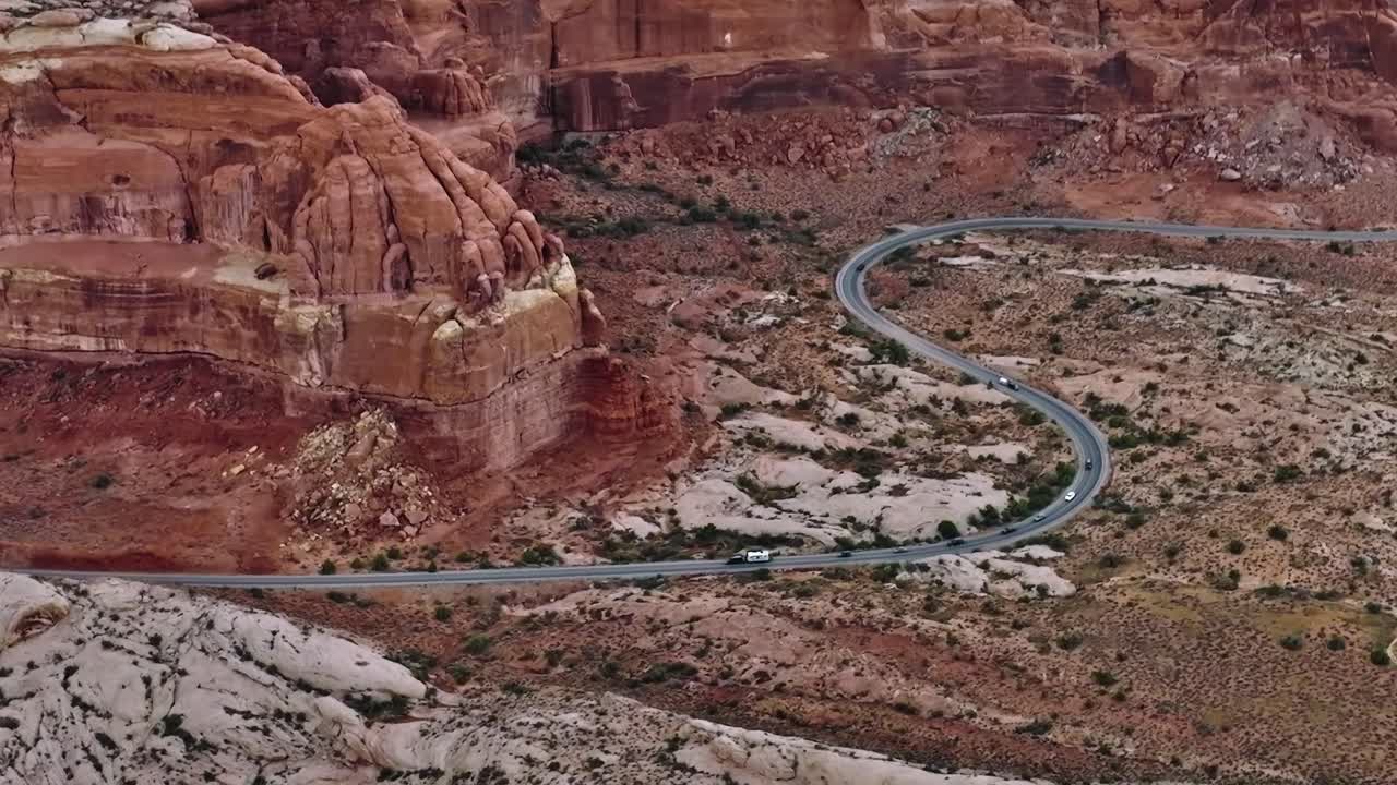 Strada tortuosa tra le formazioni di roccia rossa a Moab, nello Utah, in una giornata di sole