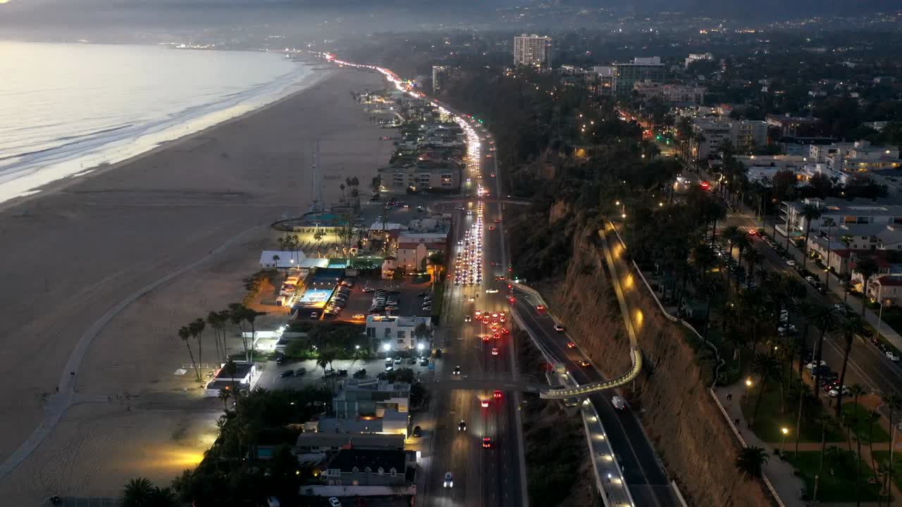 lapso de tiempo aéreo de la noche de la autopista de la costa del pacífico en santa mónica, ca, ee.uu.