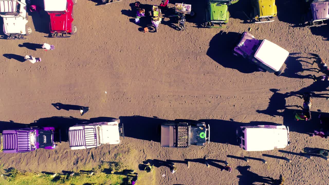 인도네시아 브로모 산 의 주차장 에서 관광객 을 기다리고 있는 지프 의 공중 사진