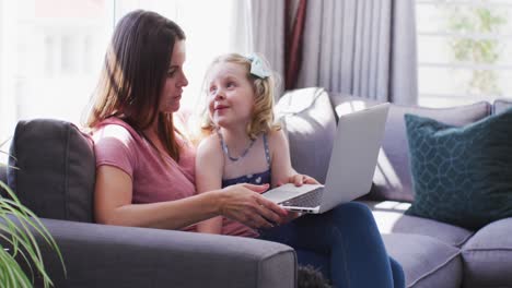 kaukasische mutter und tochter haben spaß mit dem laptop