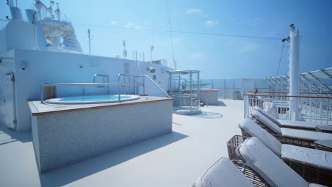 Vista-Superior-Del-Crucero-Y-Piscina