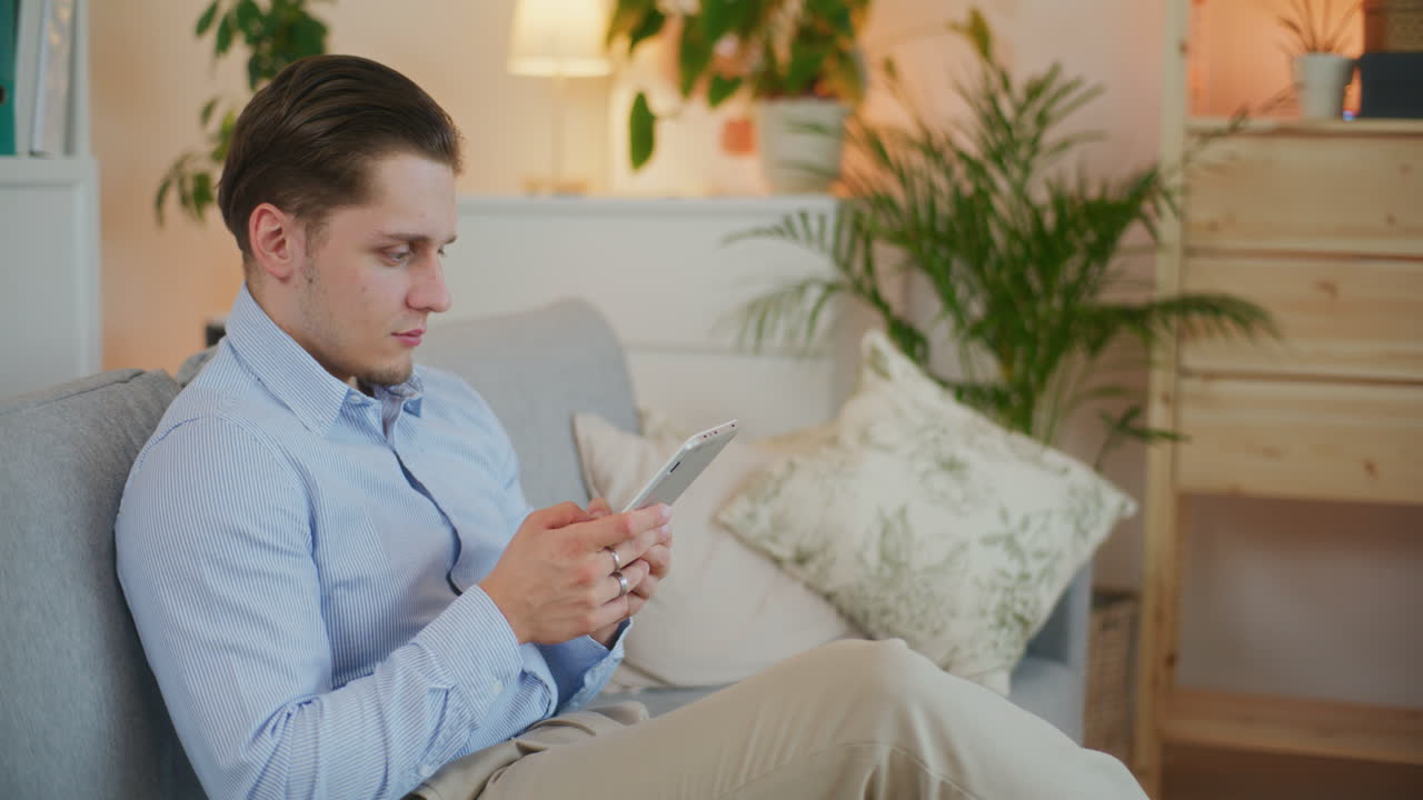 기업가는 태블릿에서 사업을 운영합니다.