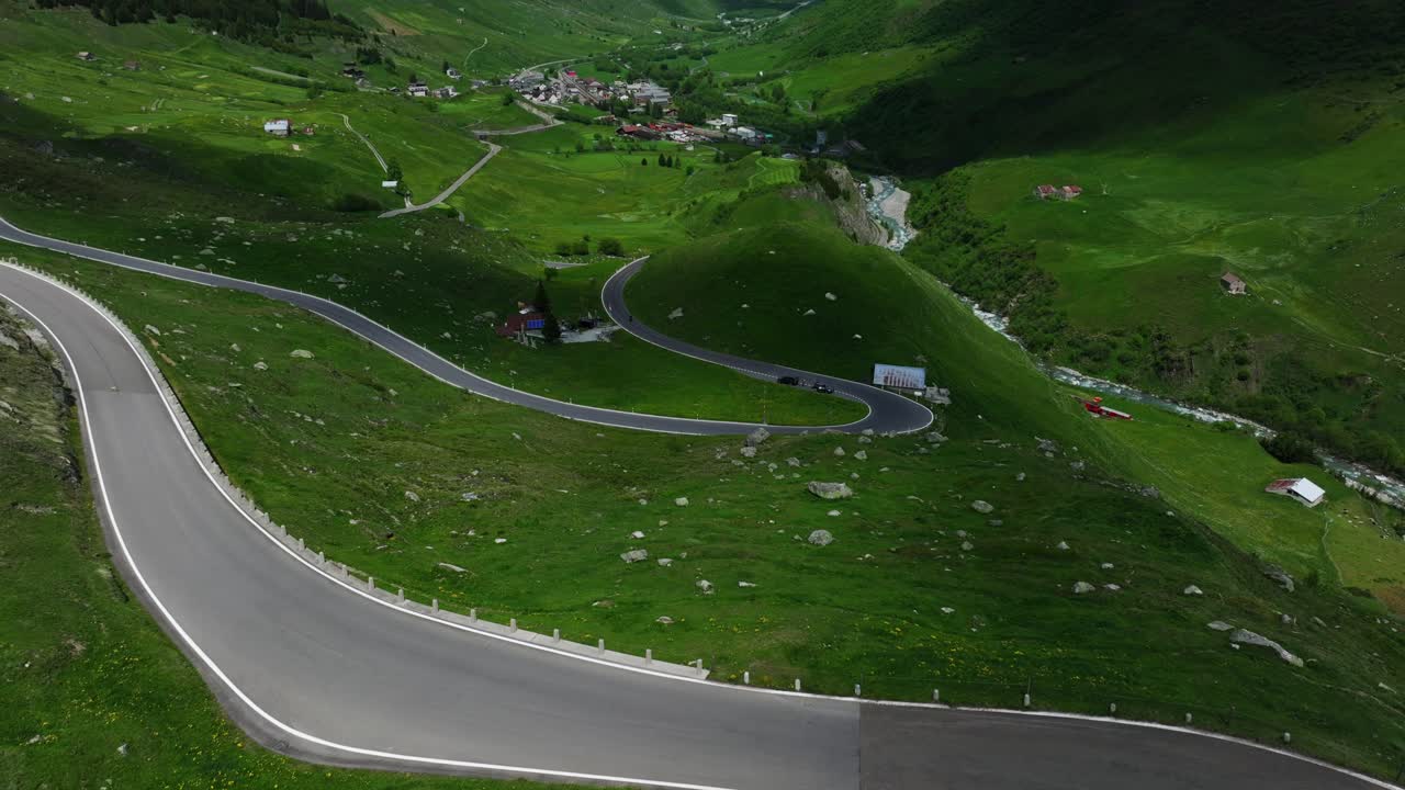 asombrosa vista de un pequeño pueblo y el paso de furka desde los alpes suizos en suiza
