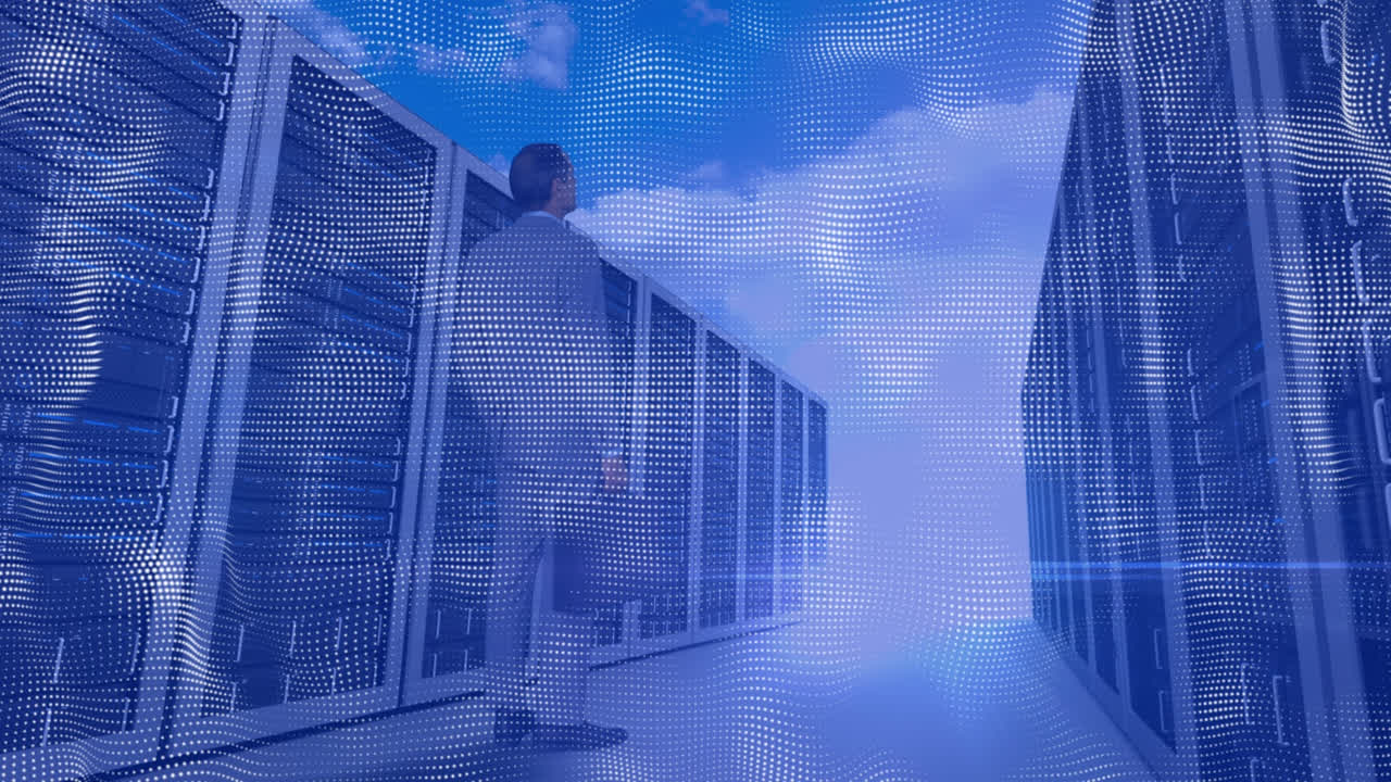 서버 앞에 서 있는 백인 사업가의 뒷면 애니메이션