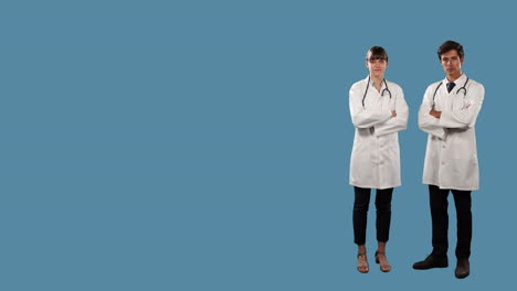 estructuras moleculares flotando sobre el retrato de hombres y mujeres caucásicos doctores sonriendo