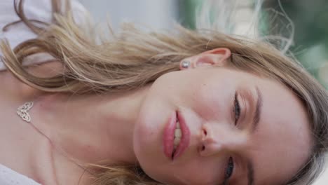 retrato de una mujer sonriente