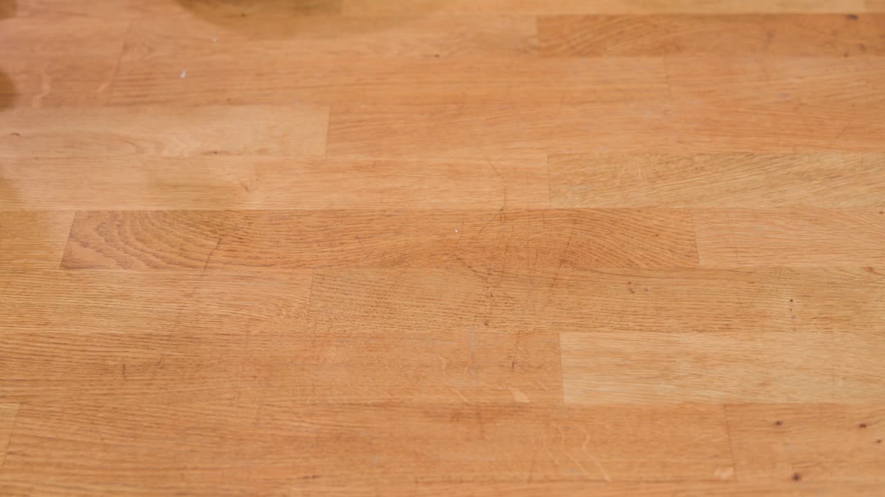 dos platos de cerámica: uno con cuatro deliciosos sándwiches, el segundo con un colorido sándwich