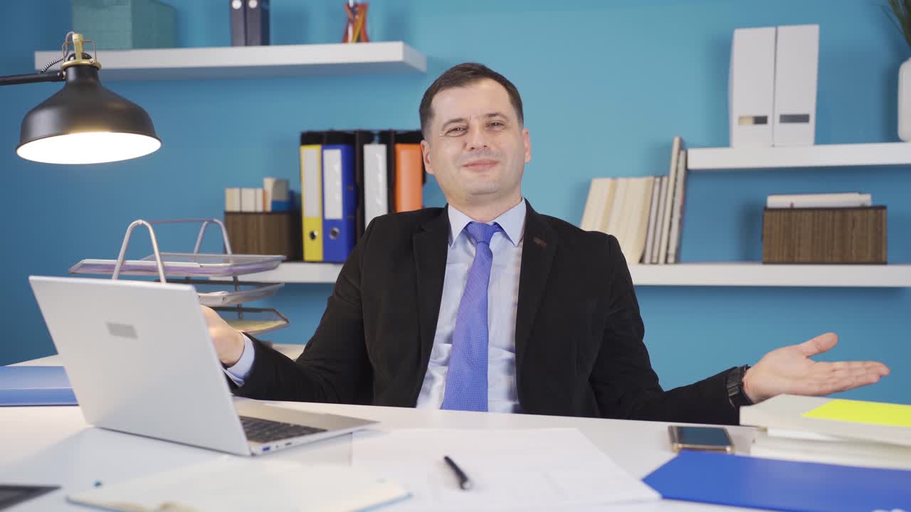 hombre de negocios exitoso confiado mirando a la cámara y sonriendo.