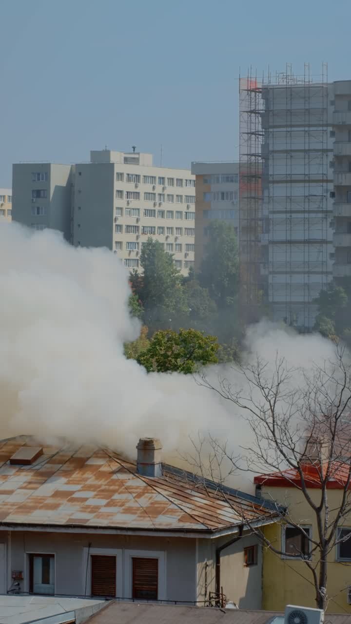 Incendio de un edificio en una ciudad