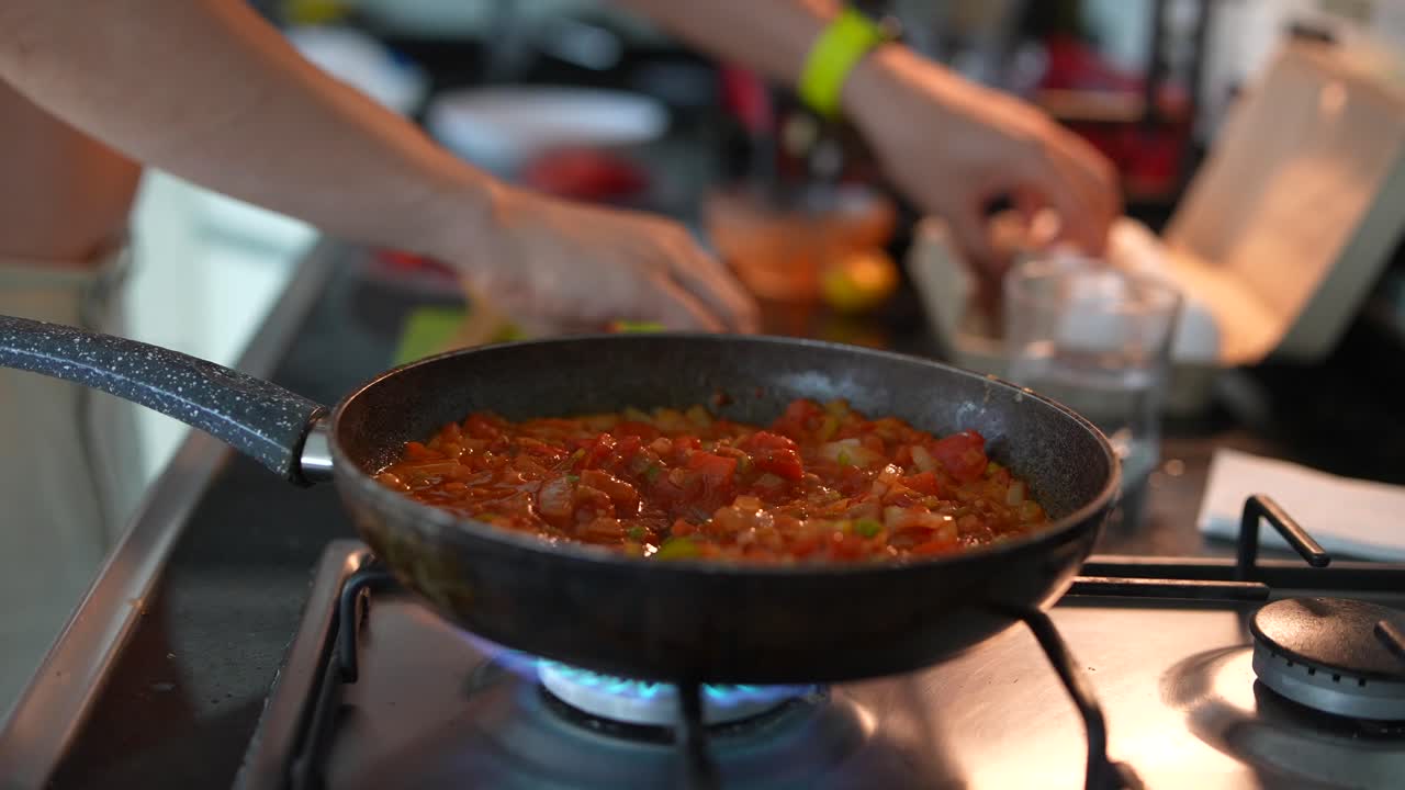 cocinar un plato de tomate y cebolla con huevos