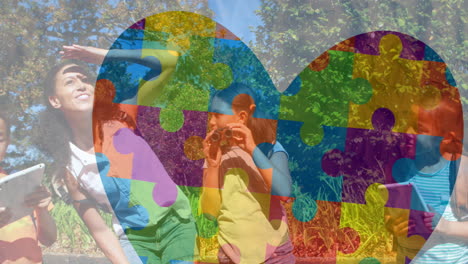 animación de coloridas piezas de rompecabezas corazón sobre niños jugando felices