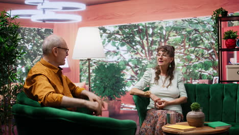 un marido y una esposa ancianos sonriendo y disfrutando de una conversación relajada