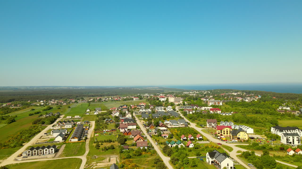 vuelo aéreo sobre una zona residencial que muestra casas privadas, villas y pequeños hoteles de las aldeas de jastrzebia gora y rozewie en el norte de polonia cerca del mar báltico en verano