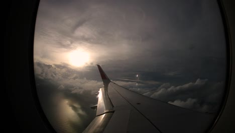 Puesta-De-Sol-Y-Hermosas-Nubes-Desde-La-Ventana-Del-Ala-Izquierda-Del-Avión-Trae-Recuerdos-De-Viaje