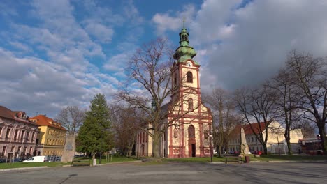 Caminando-Hacia-La-Iglesia-En-La-Plaza-Del-Pueblo-En-La-Ciudad-Bohemia-De-Kostelec-Nad-Černými-Lesy.