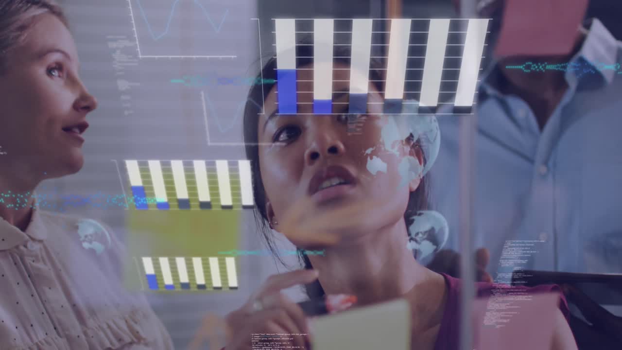 animación del procesamiento de datos contra diversos colegas que discuten sobre notas de memorando en la oficina