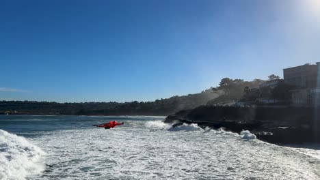 4K-footage-of-drone-flying-over-large-ocean-waves-crashing-on-cliffs-during-high-tide-in-La-Jolla-Cove,-San-Diego-California