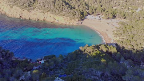 Drohnenschuss,-Der-Sich-Vorwärts-In-Richtung-Eines-Kleinen-Strandes-In-Einer-Kleinen-Bucht-Auf-Ibiza-Bewegt