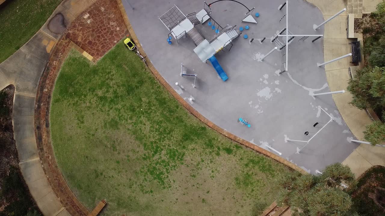 Kreisende Luftaufnahme aus der Vogelperspektive über einem runden Park – Las Ramblas Park Clarkson Perth