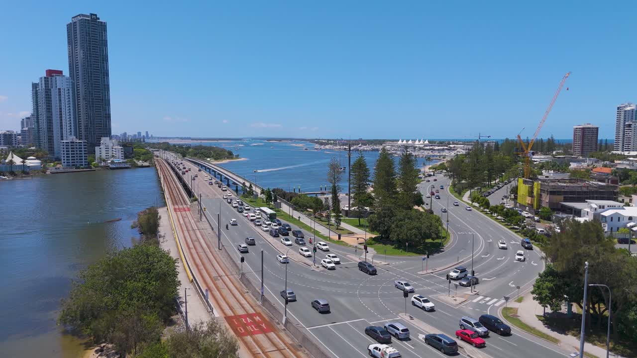 자동차 와 트램 이 비는 도시 교차로 를 이동 한다