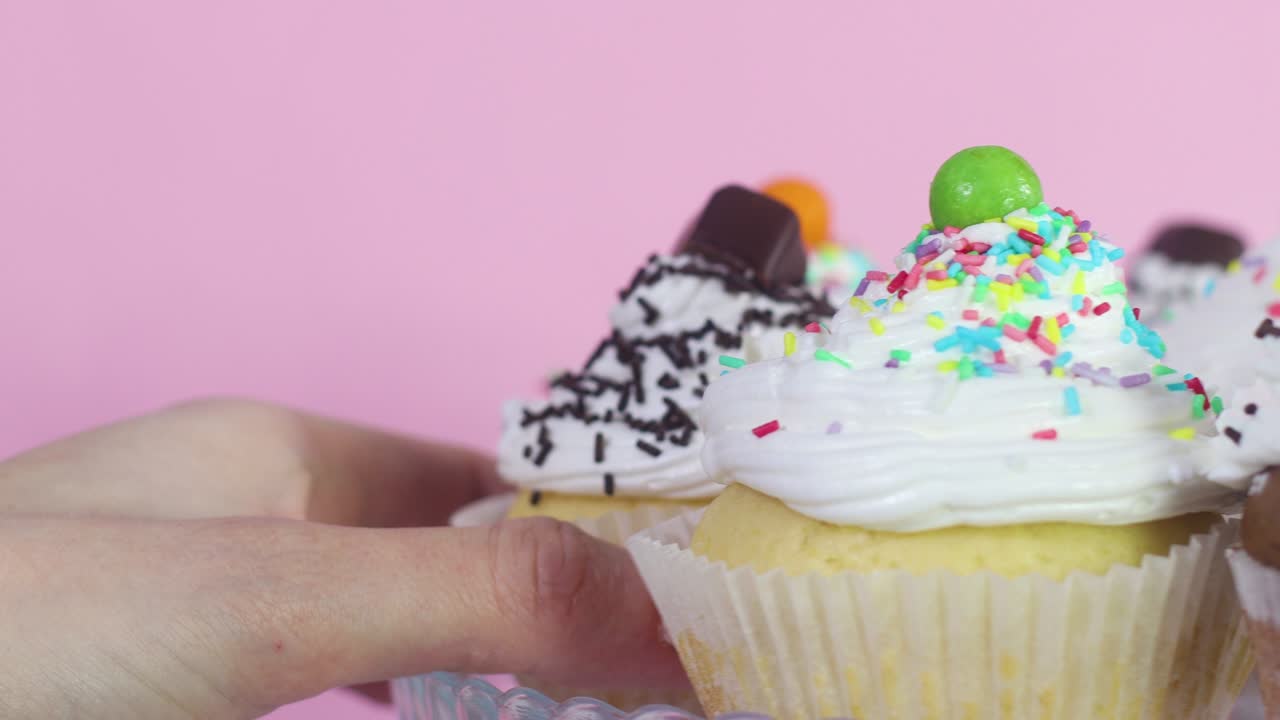 회전하는 동안 맛있는 달한 컵 케이크를 먹고