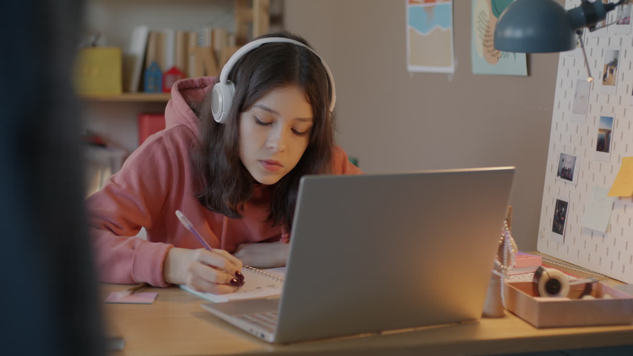 온라인으로 공부하는 십대