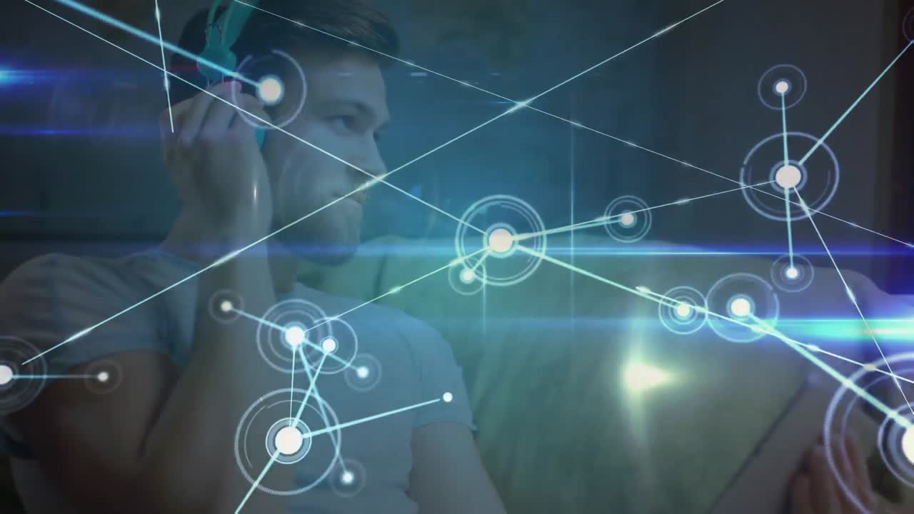 태블릿을 사용하여 사람 위의 아이콘과 연결 네트워크의 애니메이션